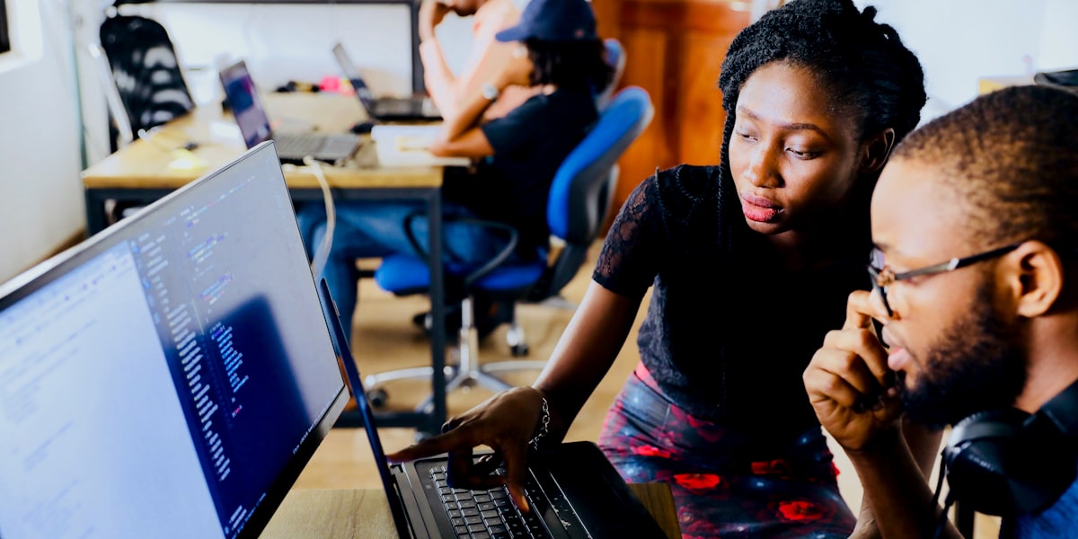 Fachgespräch am Konferenztisch