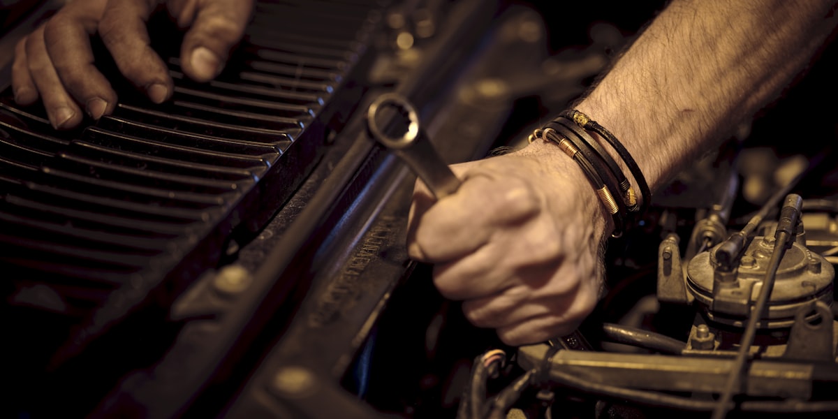 KFZ-Mechaniker bei der Arbeit